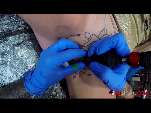 ❤️ Sully Savage, une chaudasse extrêmement tatouée, s'est fait tatouer le clitoris. ❤❌ Porno fait maison at fr.sexindrag.ru ❤